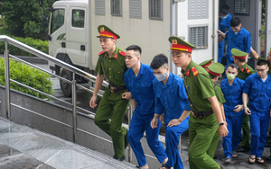 Cảnh sát dẫn giải Shark Bình và 'ông trùm' lừa đảo Mr Pips vào phòng xét xử