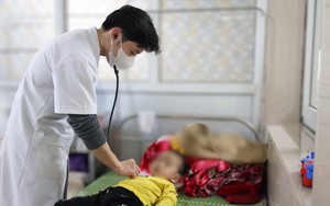 Ninh Bình: Bé 3 tuổi nhập viện cấp cứu sau khi uống nhầm axit trong chai nhựa