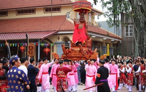 Hà Nội: Mãn nhãn màn rước kiệu 'bay' kỳ bí tại hội làng Chúc Sơn ngày đầu Xuân