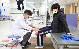 Nam sinh 16 tuổi bị liệt chân vì 1 thói quen khi ngồi nhiều người mắc phải