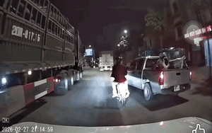 Ô tô bán tải tạt đầu xe máy khiến 3 người suýt lao vào gầm xe tải: Tài xế đối diện hình phạt cực nặng?