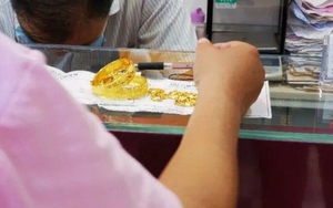 Tin lời 'người quen tốt bụng', mẹ già rút sạch tiền tiết kiệm, suýt bán cả nhà