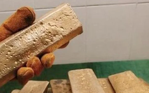 Người đàn ông ngất xỉu khi nhận ra đã "vứt nhầm" 20 thỏi vàng vào thùng rác