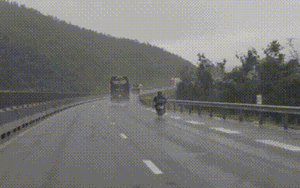 Thanh niên chạy xe máy vào cao tốc vì đi theo phần mềm dẫn đường