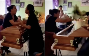 Vợ và "tiểu tam" đánh ghen ngay trong tang lễ của người chồng, nắp quan tài cũng bị lật mở