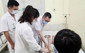 Nam sinh 19 tuổi bị 'bàn chân rủ', dáng đi biến dạng vì 1 thói quen nhiều người Việt đang mắc phải