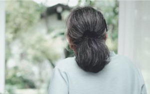 Tuổi già có tiền nhưng không bình yên: Cụ bà bật khóc khi 3 con tranh nhau đón về nuôi