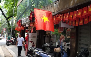Sắc đỏ phủ kín phố phường Hà Nội chào mừng kỳ nghỉ lễ 30/4 - 1/5