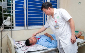 Người đàn ông 40 tuổi bị liệt mặt thừa nhận 1 sai lầm trong lúc nằm điều hòa: Ai có thói quen này cần bỏ ngay