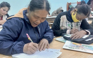 Chuyện những 'học sinh đặc biệt' nơi bản Tà Ôi