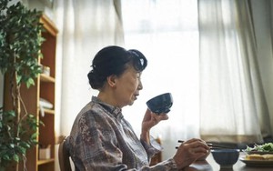 10 năm làm giúp việc cho bà cụ giàu có, tôi nhận được món quà ấm lòng sau ngày bà ra đi