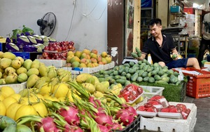 Tiểu thương bật mí nguồn gốc của một loại xoài giá rẻ, hạt mỏng dính đang bán đầy chợ Việt, hàng về tới đâu hết tới đó