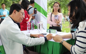 Người dân hào hứng khám sức khỏe miễn phí tại Ngày Dinh dưỡng cộng đồng Việt Nam lần 6