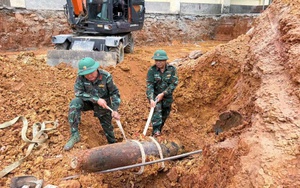 Phát hiện bom ‘khủng’ thời chiến còn nguyên kíp nổ tại trường tiểu học