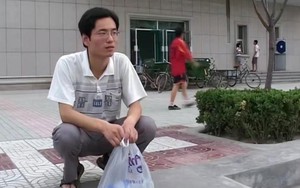 Cha nghèo cấm con làm thêm suốt 4 năm đại học, ngày tốt nghiệp cả hai mới nhận ra sai lầm quá muộn
