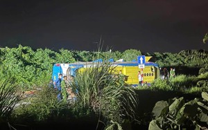 Tai nạn thảm khốc trên cao tốc Pháp Vân - Cầu Giẽ: Xe khách văng xuống đường gom, 4 người tử vong