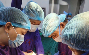 Tự ý dùng thuốc Nam sau ung thư gan, người đàn ông mang khối u tái phát nặng 3,5kg trong ổ bụng