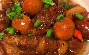 Kho thịt đừng chỉ dùng nước lọc, thêm loại nước quen thuộc giải khát ngày hè này giúp thịt mềm, ngọt và màu đẹp tự nhiên