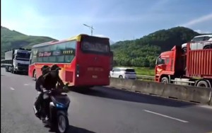 Phạt tài xế điều khiển xe khách chạy lùi tại đường có biển cấm đi ngược chiều