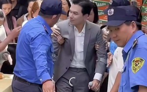 Ca sĩ Mạnh Quỳnh chống nạng xuất hiện tại chùa Thanh Sơn sau chấn thương vỡ xương mắt cá chân