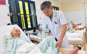 Quyết định táo bạo: Thay cùng lúc khớp háng và khớp vai cho cụ ông 85 tuổi nhiều bệnh nền