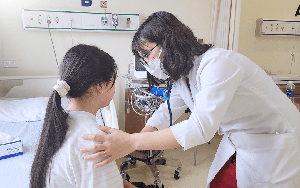 Bé 8 tuổi điều trị viêm phế quản, bất ngờ phát hiện suy tuyến thượng thận
