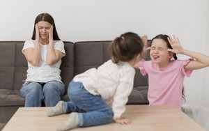 Đừng để quá trễ: 5 hành vi ở trẻ khiến cha mẹ phải bất lực bật khóc sau này
