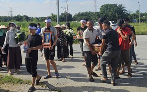 Hàng xóm, người thân nghẹn ngào tiễn nam sinh 18 tuổi gặp nạn ở Hà Nội về nơi an nghỉ