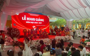 Ngày khai trường đặc biệt ở Hà Nội: 'Không sao đâu con, có cô ở đây rồi'