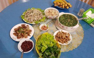 Tôi vừa đặt mâm cơm xuống, mẹ chồng bỗng kéo tôi vào bếp nói nhỏ một câu khiến tôi không dám gắp