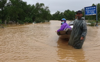 Quảng Bình: Đi thuyền vào "rốn lũ" Tân Ninh