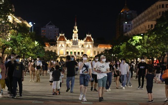 TP.HCM: Phố đi bộ đông nghẹt vào cuối tuần, nhiều người bị xử phạt vì không đeo khẩu trang