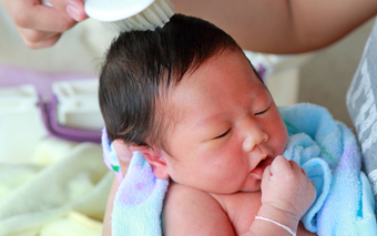 Vì sao cần chọn ngày giờ tốt để cắt tóc cho trẻ sơ sinh?