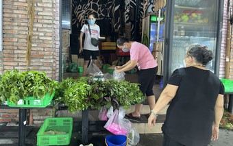 Quán bar, vũ trường ở phố "tây" Bùi Viện thành cửa hàng bán rau củ, quả để thích nghi "bình thường mới"