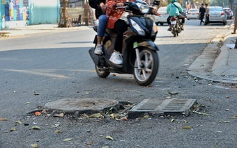 Rợn người với những nắp hố ga nhấp nhô trên con đường có "kỷ lục" về thời gian thi công