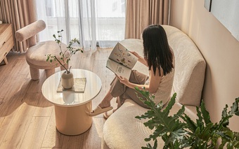 Nhà ở xã hội 63 m2 đẹp bất ngờ nhờ tông màu "quốc dân" vạn người mê
