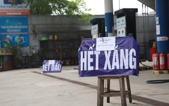 Nhiều cửa hàng xăng dầu Hà Nội vẫn treo biển "hết xăng", "nhập hàng"