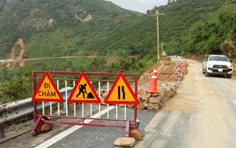 Nguy cơ sạt lở tiếp diễn trên đường đèo Hải Vân sau mưa lũ