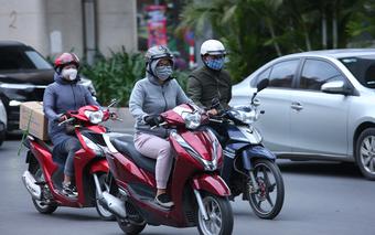 Người Hà Nội mang khăn len, áo khoác, đốt lửa chống lại đợt rét đậm nhất kể từ đầu mùa