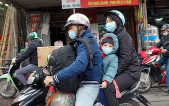 Người dân "tay xách, nách mang", hối hả rời khỏi Thủ đô để nghỉ Tết dương lịch 2023