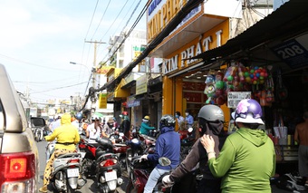 Kẹt xe trên nhiều tuyến đường ở TP.HCM vì người dân đổ xô đi mua vàng ngày Vía Thần tài