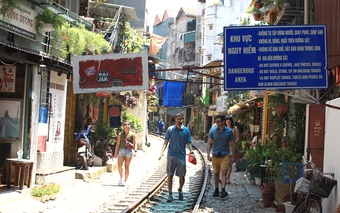 Phố cà phê đường tàu hoạt động trở lại, nhiều du khách nước ngoài tìm đến để trải nghiệm và check in