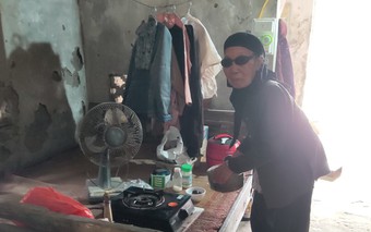MS 767: Thương cảnh cụ bà 84 tuổi sống đơn thân mò mẫm trong căn nhà cũ nát vì mắt hỏng