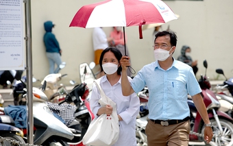 Phụ huynh đội nắng ngóng lứa "heo vàng" thi chuyên ngoại ngữ