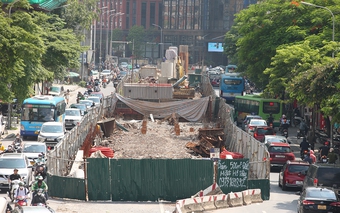 Người dân chật vật lưu thông qua nút giao Chùa Bộc - Phạm Ngọc Thạch khi cầu vượt chữ C bị chậm tiến độ