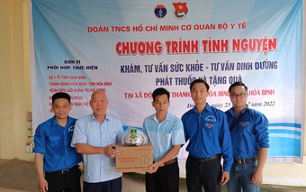 Đoàn TNCS HCM cơ quan Bộ Y tế khám và phát thuốc miễn phí cho bà con có hoàn cảnh khó khăn tại Hòa Bình và Thái Nguyên