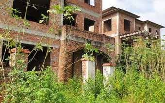 Cận cảnh những căn biệt thự hàng chục tỷ đồng bị bỏ hoang