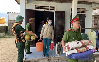 Ảnh: Biên phòng, công an giúp dân chằng chống nhà cửa, đưa tàu thuyền vào bờ ứng phó bão Noru