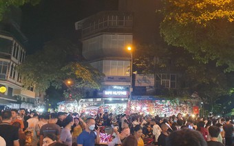 Đông nghẹt người vui Trung thu sớm tại phố Hàng Mã