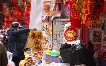 Phố Hàng Mã rực đỏ vào vụ Tết